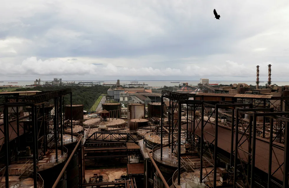 Hydros Alunorte-anlegg i Barcarena i den brasilianske delstaten Pará er verdens største raffineri av bauksitt til alumina. Produksjonen er fortsatt halvert etter flommen som rammet området i februar. Foto: Ricardo Moraes/Reuters/NTB Scanpix