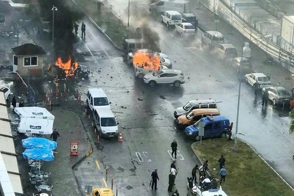 Biler sto i brann etter en eksplosjon utenfor en rettsbygning i Izmir, Tyrkia torsdag. Foto: Stringer/Reuters/NTB scanpix