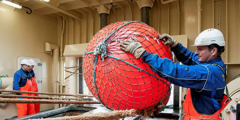 MYE MAKRELL: Havforskningsinstituttet har funnet rekordmye makrell i havet. Trålbas Endre Notø med blåsa. Til venstre: Fiskerne Knut Petter Vike og Rolf Bentsen.Foto: KJERSTI KVILE