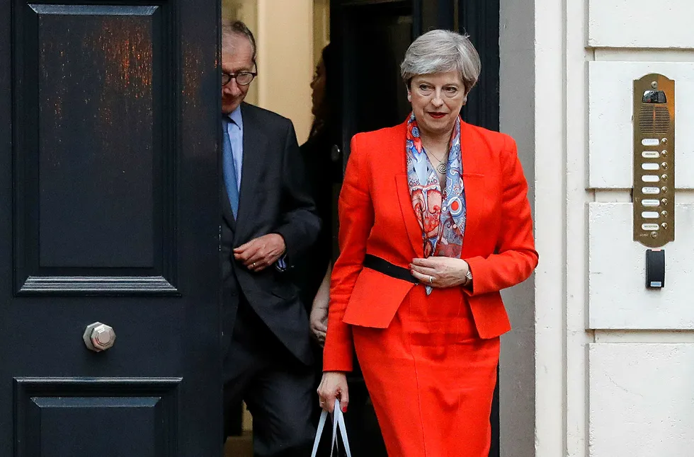 Statsminister Theresa May forlater Det konservative partiets lokaler i London fredag. Partiet tapte en rekke seter i Parlamentet i nyvalget torsdag. Foto: Frank Augstein / AP / NTB scanpix