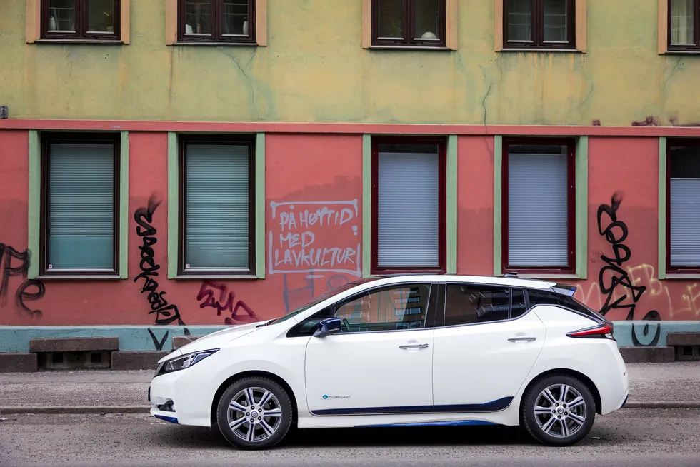 Nissan Leaf er Norges suverent mest solgte bil i år. Zero mener likevel at avgiftene for biler som er drevet av bensin- og diesel må opp, for at det norske bilsalget skal være utslippsfritt i 2025. Foto: Gunnar Lier