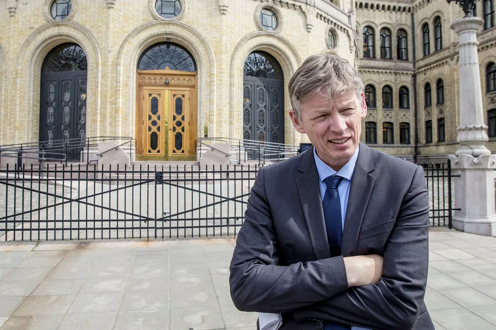 Sivilombudsmann Aage Thor Falkanger skal på vegne av Stortinget passe på forvaltningen. I et brev skriver han at Statsministerens kontor (SMK) har gjort den jobben vanskeligere.