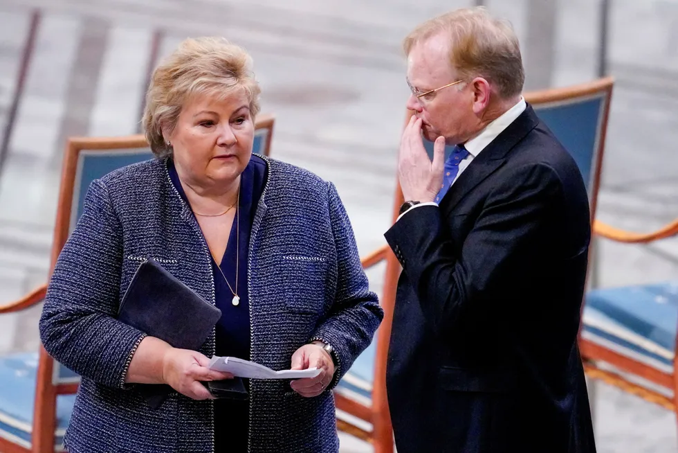 Høyre-leder Erna Solbergs ektemann, Sindre Finnes, har eid aksjer i utlandet og brukt en forvalter i Sveits.