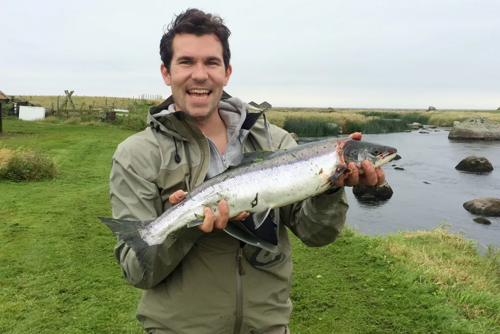 Sindre Ertvaag liker å fiske. Nå vil han bli stor på fiskeutstyr. Her fra noen år tilbake i Håelva på Jæren.