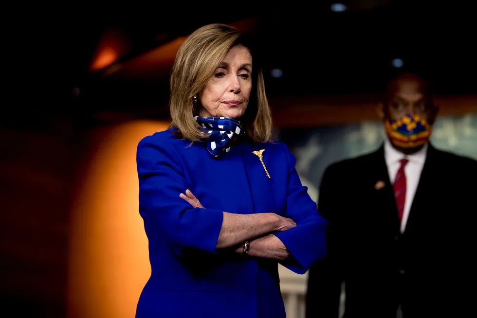 Nancy Pelosi, demokratenes leder i Representantens hus, har startet forhandlinger med Det hvite hus om en ny krisepakke for koronatiltak.