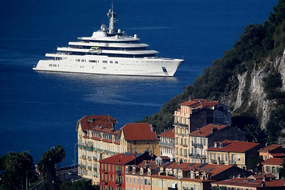 Jerseys myndigheter har sperret aktiva til en verdi av 7 milliarder dollar som de mistenker er tilknyttet oligarken Roman Abramovitsj. Bildet viser en av yachtene til den russiske milliardæren i Frankrike for noen år siden.
