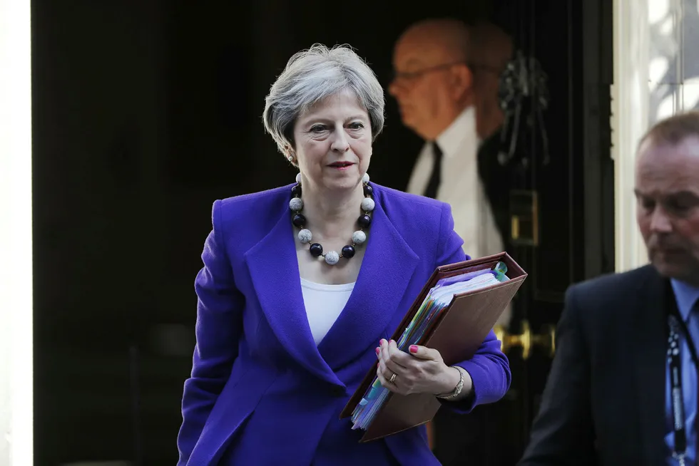 Storbritannias statsminister Theresa May, her fotografert mens hun forlater 10 Downing Street onsdag. Foto: Tolga Akmen/AFP Photo