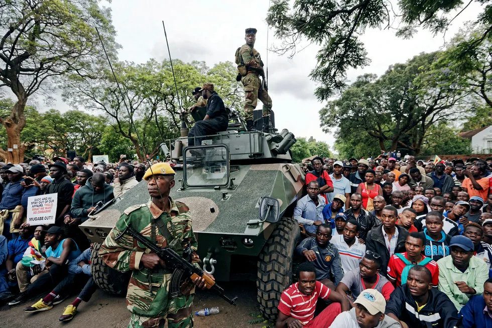 Lørdag var det store demonstrasjoner mot tidligere president Mugabe i Zimbabwe. Demonstrantene ble beskyttet av de militære. Tidligere ville en slik folkeansamling endt med en stor politiaksjon. Foto: Ben Curtis/AP/NTB Scanpix