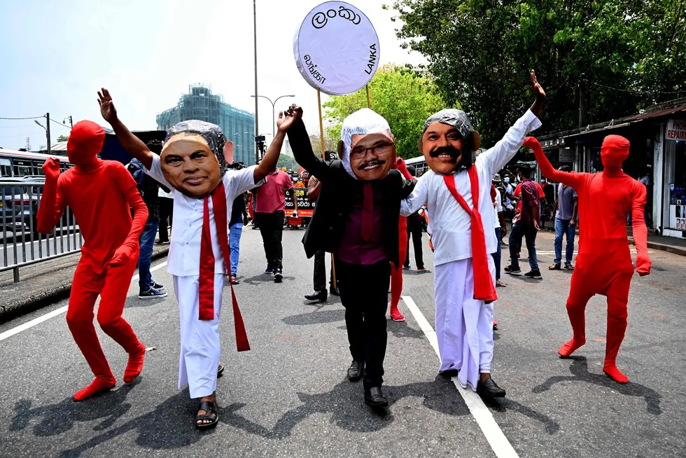 Aktivister og demonstranter har i flere uker forlangt at president Gotabaya Rajapaksa og statsminister Mahinda Rajapaksa trekker seg. Nå har resten av regjeringen kastet kortene. Her fra en demonstrasjon mot brødrene i Colombo i mars.