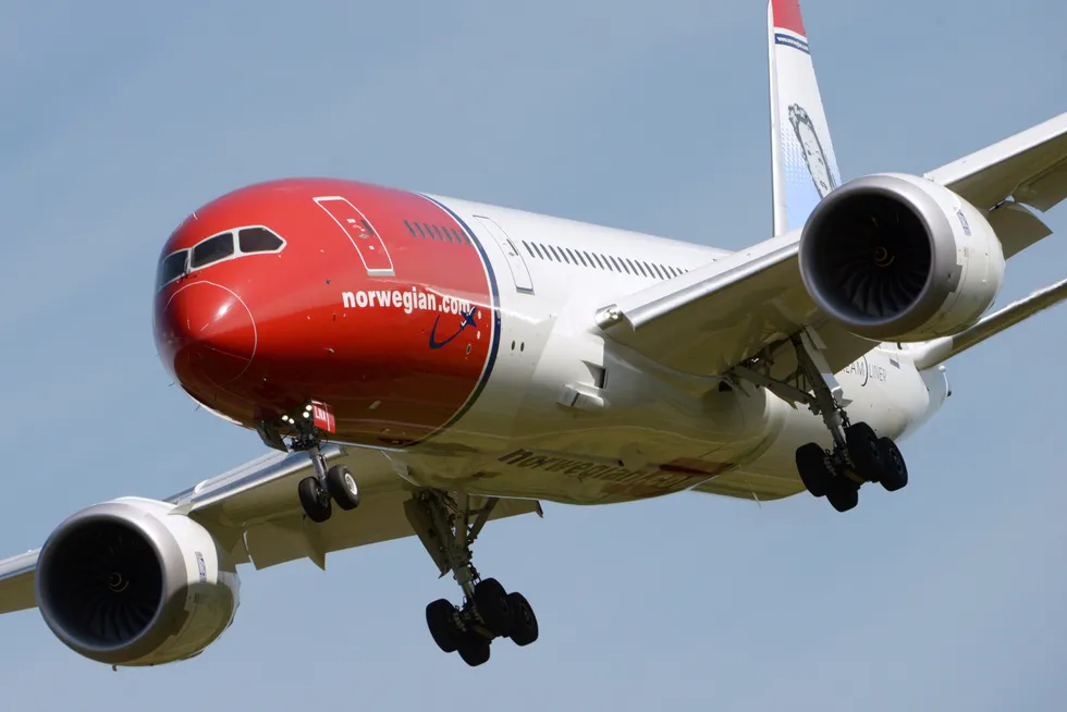 Norwegians LN-LNA, selskapets første Dreamliner, med Sonja Henie på halen. Her fra sommeren 2013, da det går inn for landing på Arlanda etter en flyvning fra New York.