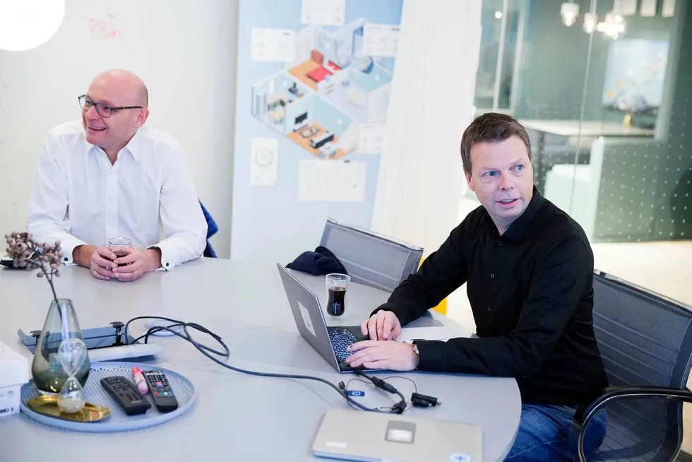 Administrerende direktør Øyvind Birkenes i Airthings (t.h.) planlegger å ta selskapet på børs. Til venstre er investor Geir Førre, som har flere gründereventyr i milliardklassen bak seg.