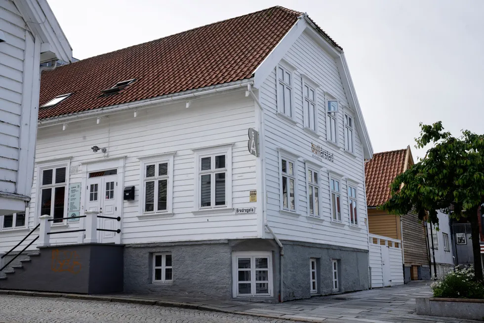 Advokatselskapet Bull Årstad hadde klientkontoer i Sandnes Sparebank. Nå har banken startet undersøkelser.