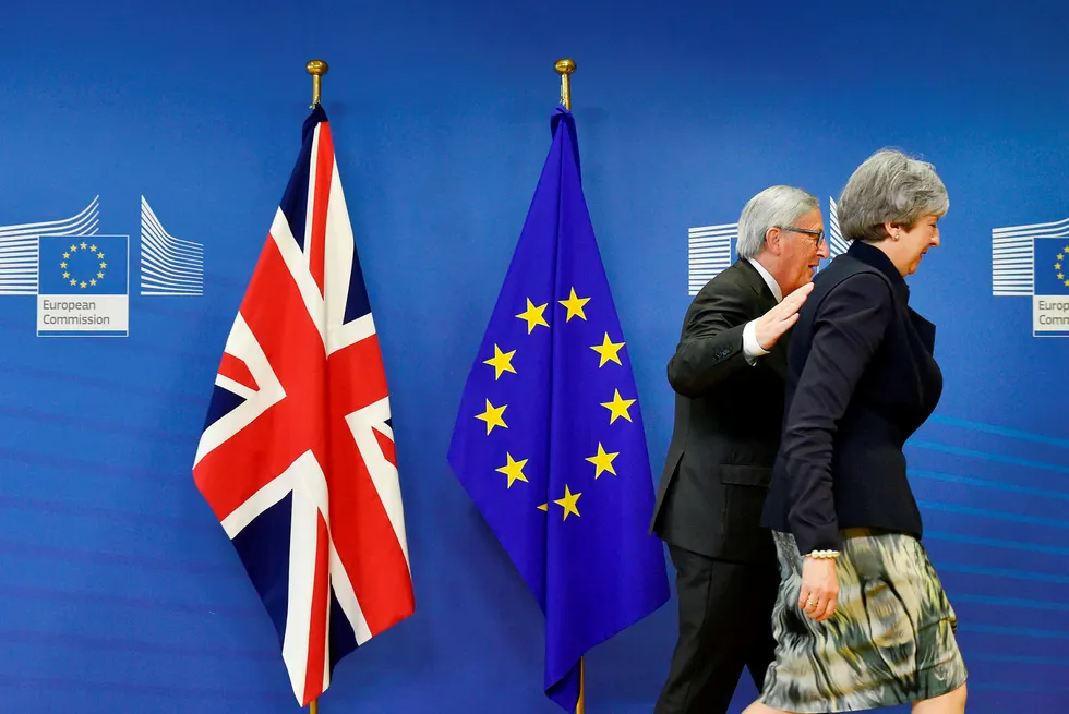 Før Storbritannias statsminister Theresa May dro til Brussel, forsøkte britiske diplomater å dempe ned forventningene om et snarlig gjennombrudd i de fastlåste forhandlingene. Her blir hun møtt av Europakommisjonens president Jean-Claude Juncker i Brussel mandag. Foto: John Thys/AFP/NTB Scanpix