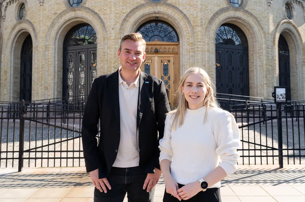 Henrik Asheim og Mari Holm Lønseth i forbindelse med Høyres program. Partiet vil blant annet senke lakseskatten.