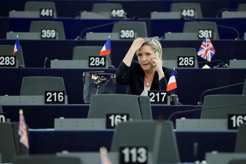 Over 60 prosent av franskmenn har for tiden et negativt syn på unionen, ifølge en fersk rapport. Vinner Marine Le Pen presidentvalget i vår, vil hun kunne ta initiativ til en folkeavstemning om landets medlemskap i EU, europen, eller begge, skriver artikkelforfatteren. Foto: Christian Hartmann/Reuters/NTB scanpix