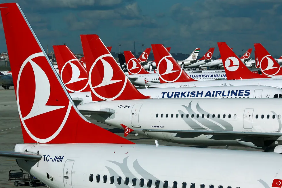 Fly fra Turkish Airlines står trygt parkert på flyplassen i Istanbul.