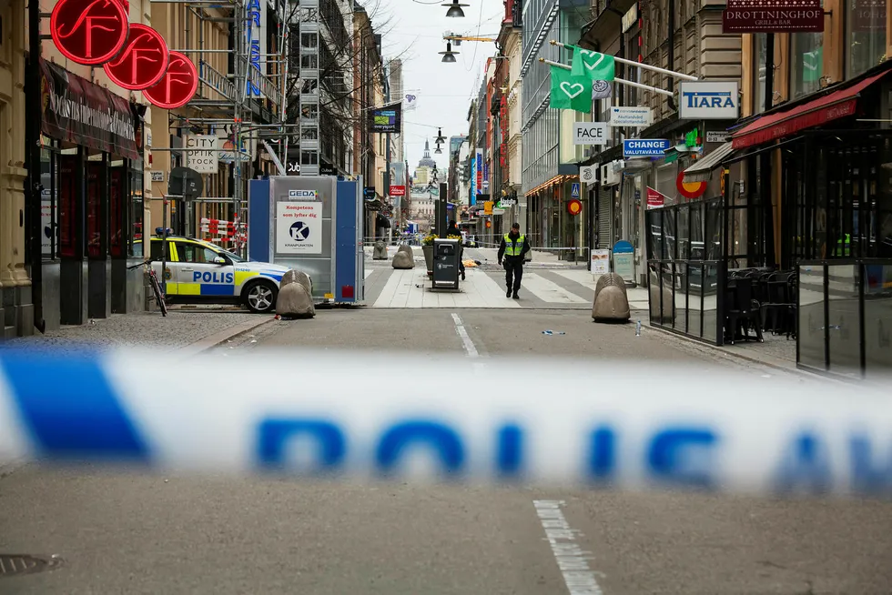 Drottninggatan er fortsatt sperret av etter fredagens angrep i Stockholm. Foto: Linus Sundahl-Djerf
