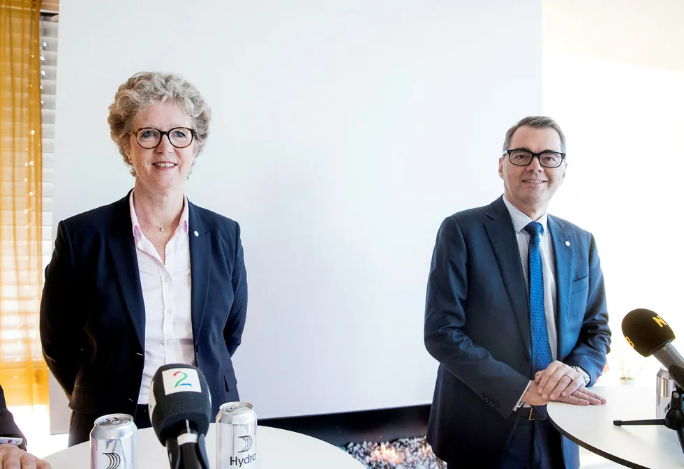 Hilde Merete Aasheim blir ny konsernsjef i Hydro, og Svein Richard Brandtzæg går av.
