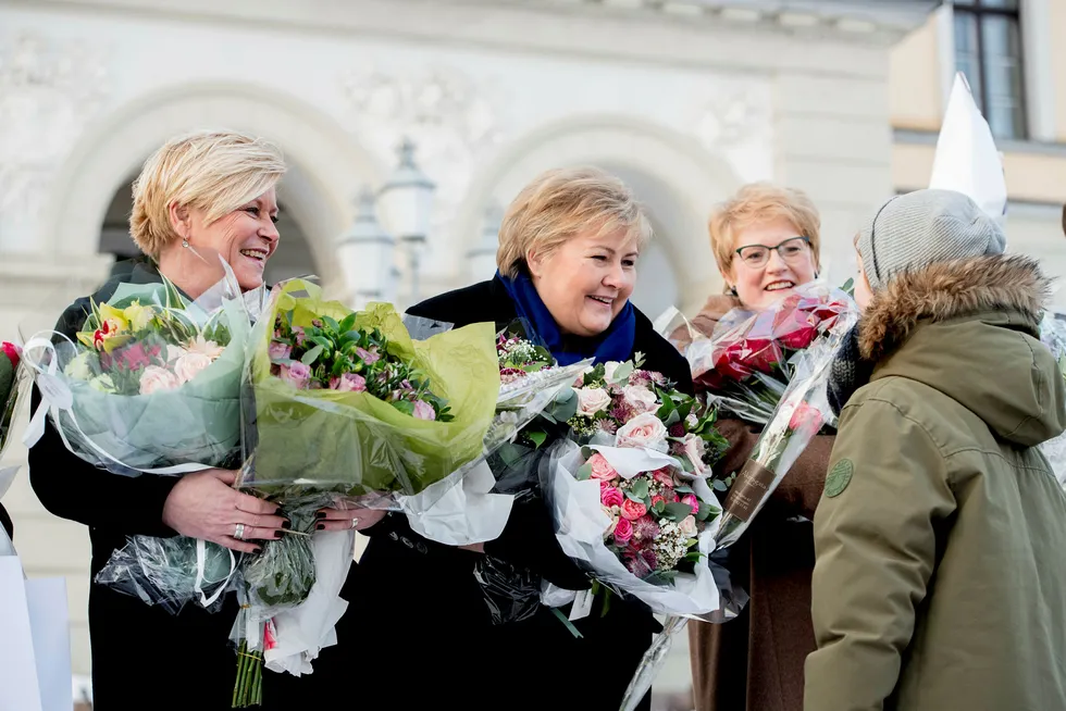 Statsminister Erna Solberg presenterte den utvidete regjeringen på Slottsplassen i Oslo onsdag. Her er hun flankert av Siv Jensen og Trine Skei Grande. Foto: Fartein Rudjord