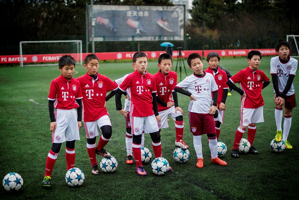 Kinesiske barn i Bayern München-trøyer markerer klubbens etablering i Shanghai onsdag. Foto: Johannes Eisele/AFP/NTB Scanpix