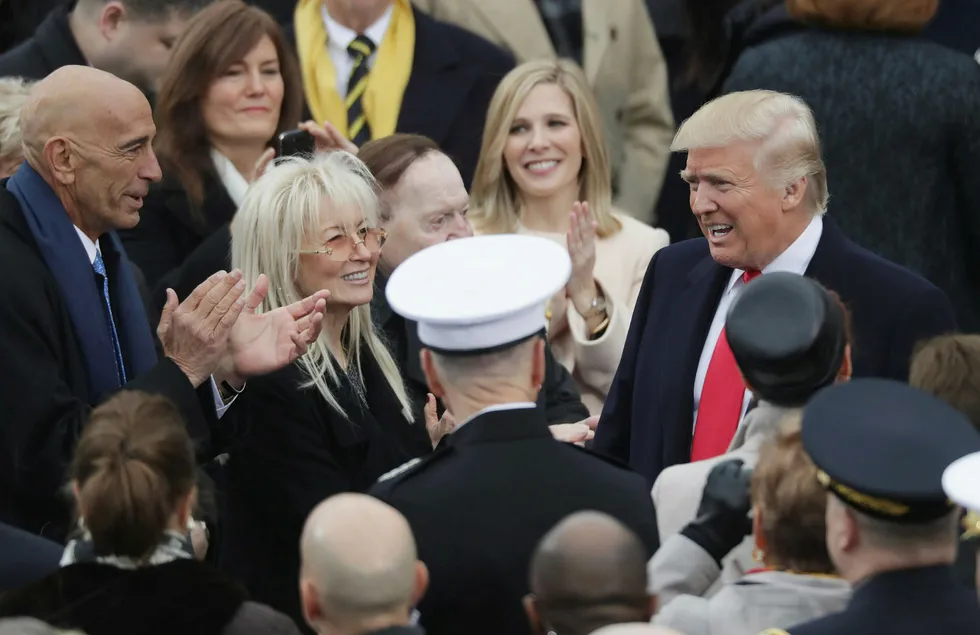 Tom Barrack (helt til venstre) var sjef for å organisere Donald Trump tiltredelsesseremoni i Washington i januar. Nå kjøper Barrack seg opp i skandaliserte The Weinstein Company. Foto: Chip Somodevilla/Getty Images/AFP/NTB Scanpix