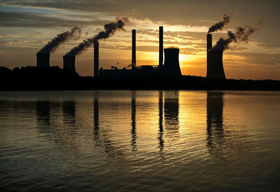 Kullkraftverket Plant Scherer i delstaten Georgia er en av USAs største kilder til utslipp av CO2. Menneskeskapte utslipp av CO2 og andre klimagasser bidrar til å øke temperaturen på kloden. Foto: Branden Camp / AP / NTB Scanpix
