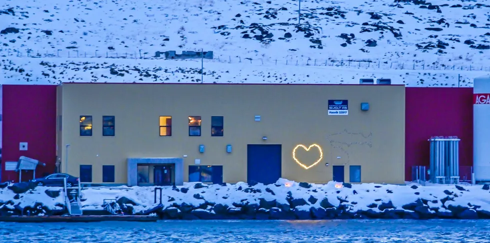 Nordnorsk Smolt på Sørøya markeder Remi André Nilsen og Reidar Nilsens bortgang med et hjerte.