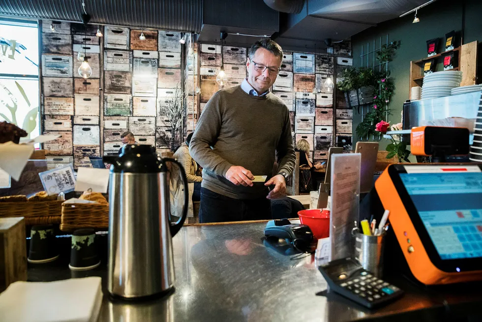 Norgessjef Jens Nes i Visa betaler fortsatt med et vanlig bankkort når han besøker en kafé i Oslo sentrum. I løpet av noen uker tror han Apple Pay er lansert i Norge – så gjenstår det bare at din bank godkjenner den nye appen for bruk til betaling i kassen. Foto: Per Thrana