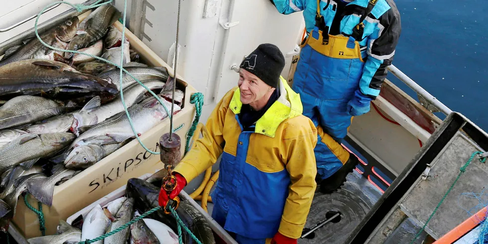 LEVERING: Fornøyde fiskere om bord på «Skipson» under levering hos Jangaard Export i Henningsvær. Hallgeir Aune nærmest, sammen med skipper og reder Tommy Albertsen.