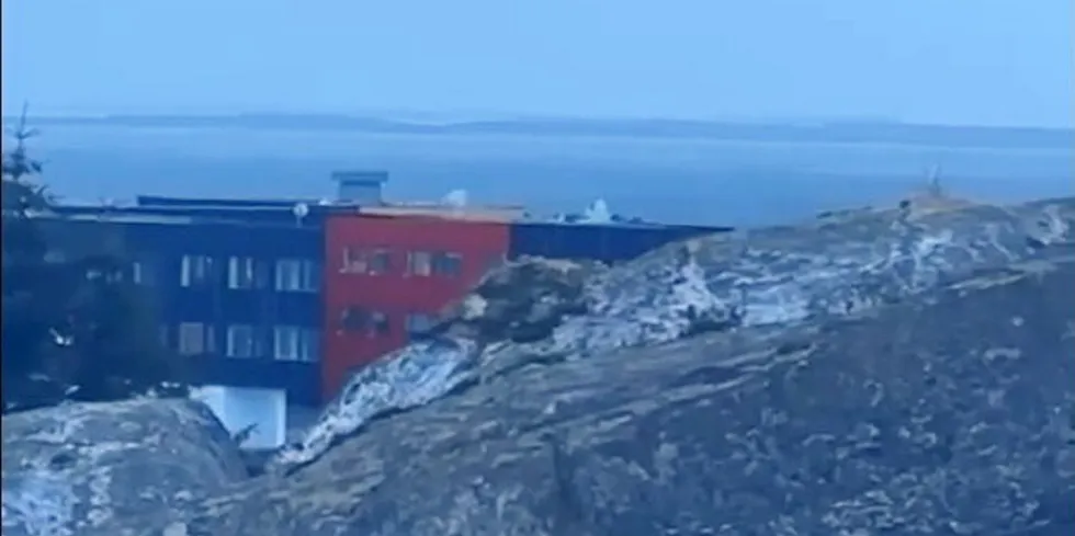 Deler av taket på administrasjonsbygget til Nova Sea på Lovund forsvant i ekstremværet «Ingunn».