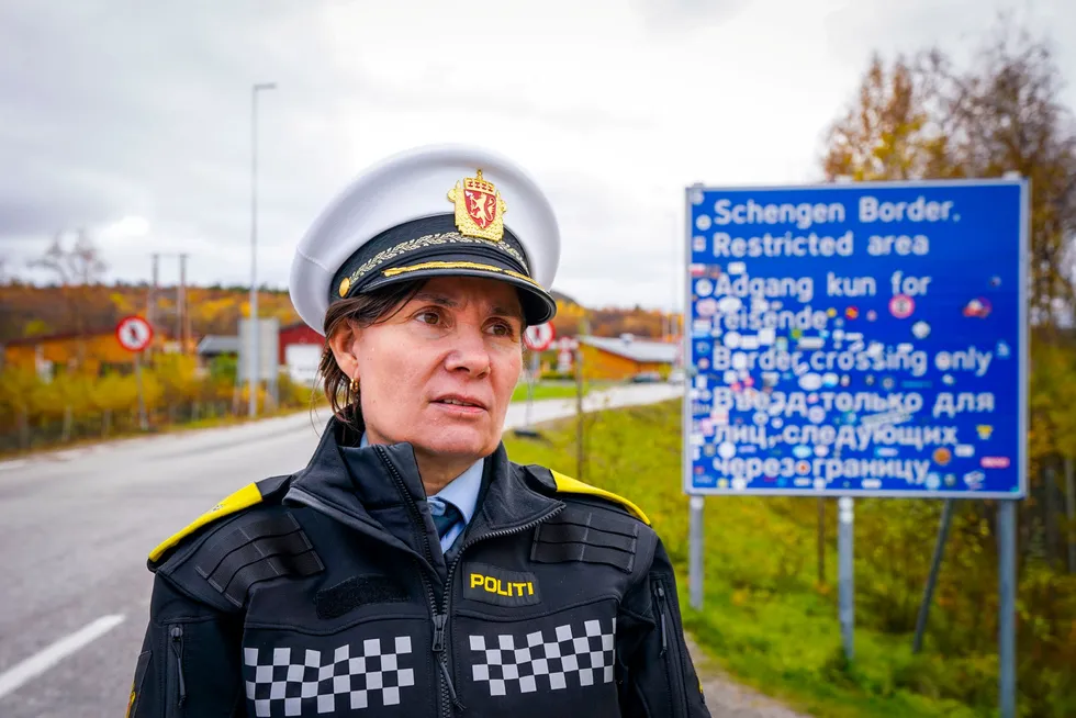 – Det skumle her, er at man har vent seg til at det er den nye normalen, sier politimester Ellen Katrine Hætta i Finnmark politidistrikt om såkalt «jamming». Her er hun ved grensen mellom Russland og Norge ved Storskog i Finnmark.