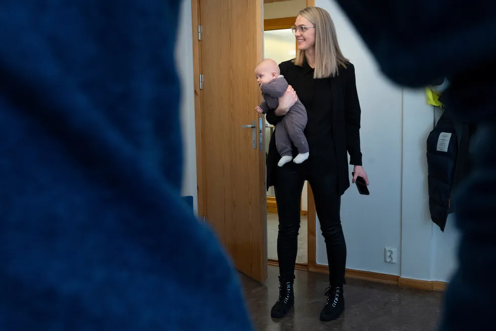 Cecilie Arnemo Åsmul er sivilingeniør, daglig leder og trebarnsmor. I tillegg har hun flere styreverv. Hun etterlyser regler som gjør det lettere for barselkvinner å beholde sine styreverv. Her med datteren Inga (5 mnd).
