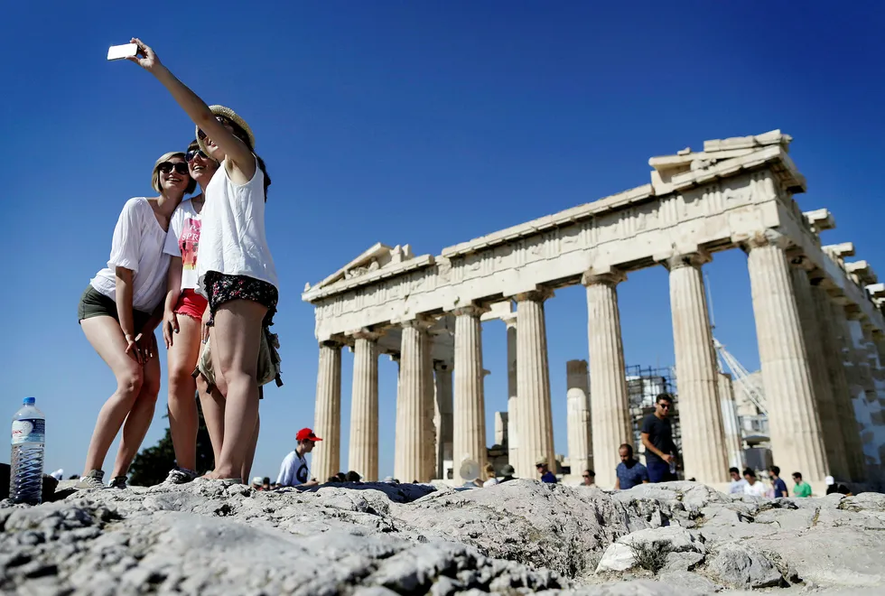 I sommer vil alle nordmenn kunne bruke mobilen i EU som om de var hjemme. Bildet er fra Akropolis i Aten. Foto: Christian Hartmann/Reuters/NTB scanpix