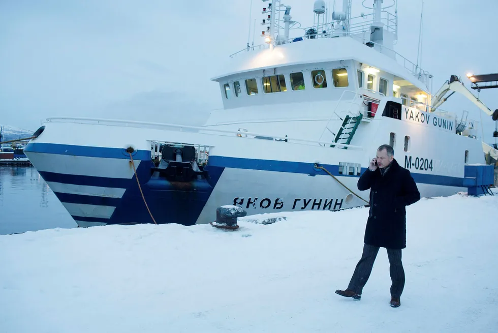 Det startet i Drøbak, men 20 år etter er Vitalij Orlov foran en av sine trålere i Murmansk, hvorfra han styrer et av verdens største fiskeriselskaper. Foto: Andrey Rudakov/Bloomberg