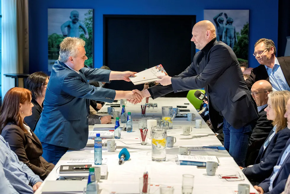 Administrerende direktør i Norsk Industri Stein Lier-Hansen (til høyre) og leder i Fellesforbundet Jørn Eggum under oppstarten av årets lønnsoppgjør.