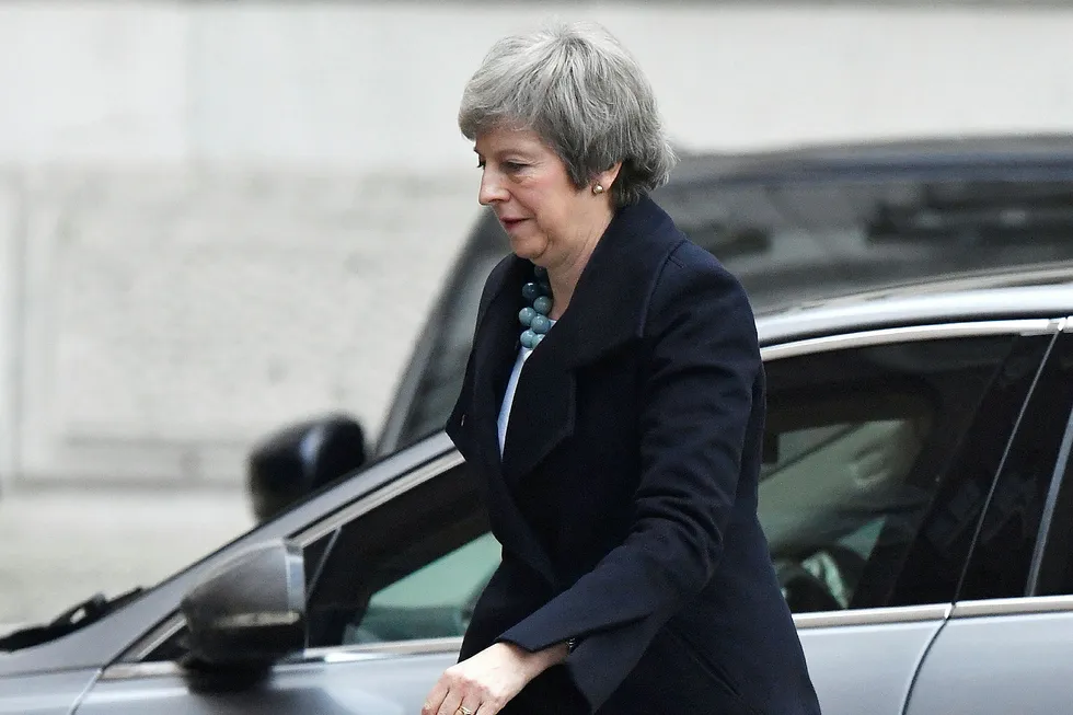 Storbritannias statsminister Theresa May reiser Haag og Berlin som ledd i et siste forsøk på å redde brexitplanen.