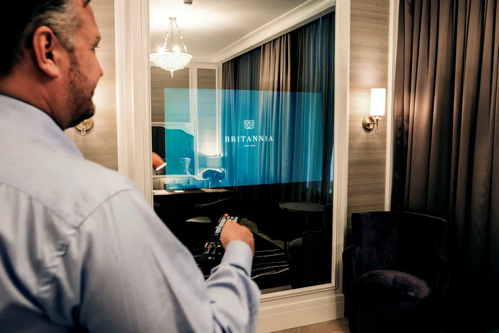 Hotelldirektør Michael Forselius demonstrerer tv-løsningen som er bygget inn i speilene på alle rom. Foto: Wil Lee-Wright