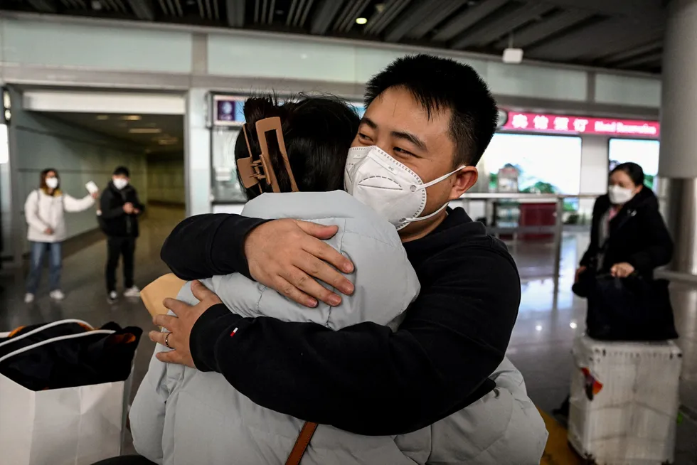Det er gledesscener ved kinesiske flyplasser etter at landet har fjernet alle reiserestriksjoner – vel tre år etter at pandemien startet i Kina. Her fra Capital International Airport i Beijing.
