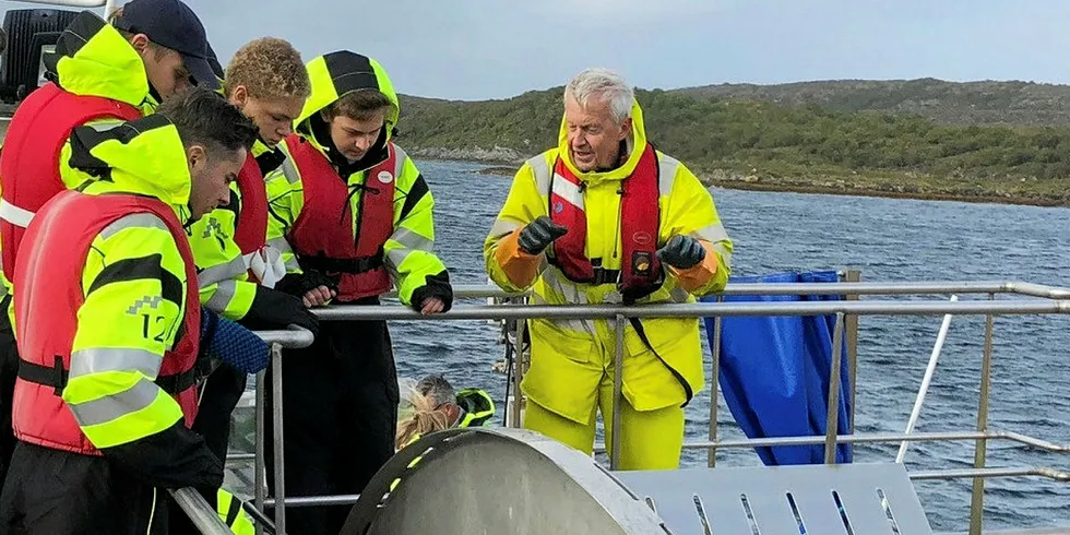 UNDERVISNING: Nord-Norges første fagskole i havbruk er blitt en realitet. Bildet viser havbruksveteran Arnfinn Torgnes som underviser i avlusing.