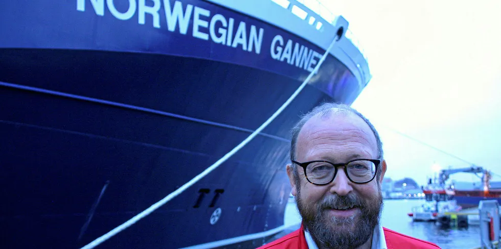 Administrerende direktør i Hav Line Carl Erik Arnesen sammen med båten «Norwegian Gannet».