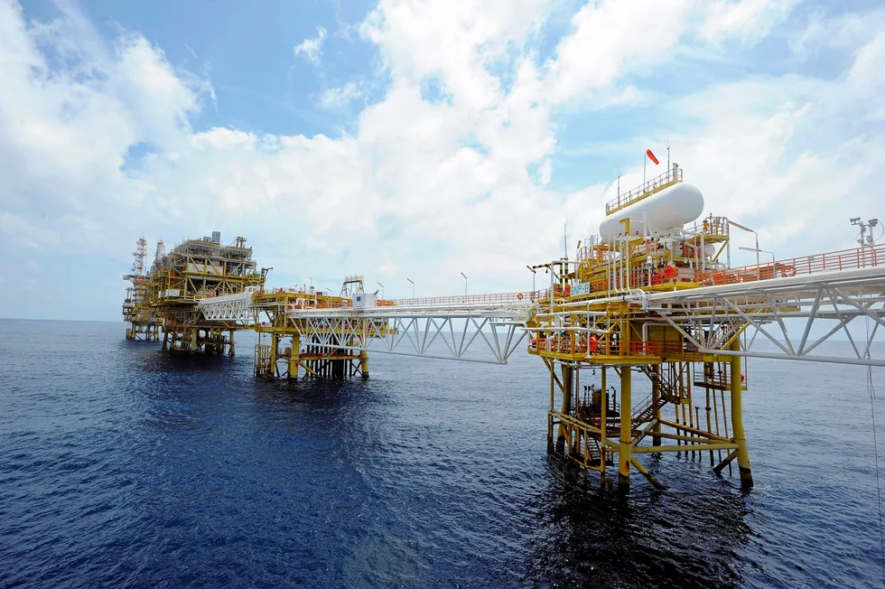 Initial stage: the integrated Bardegg phase one and Baronia gas project offshore Sarawak, Malaysia