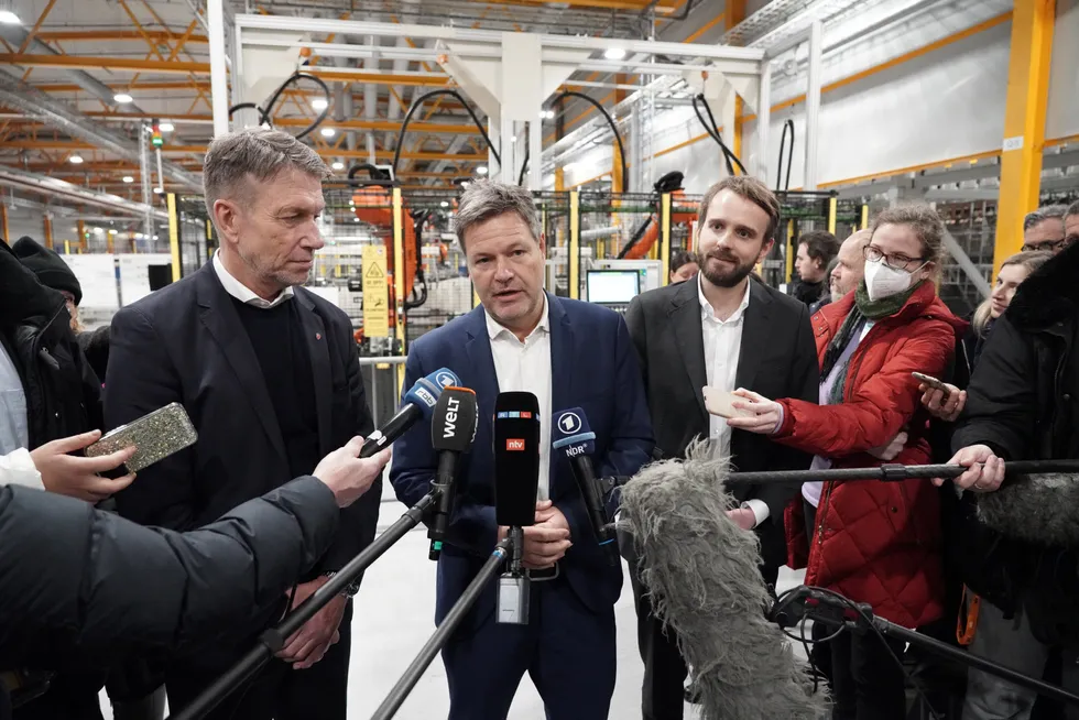 Tysklands visekansler Robert Habeck besøker hydrogenselskapet NEL på Herøya sammen med olje- og energiminister Terje Aasland (Ap) og næringsminister Jan Christian Vestre (Ap).