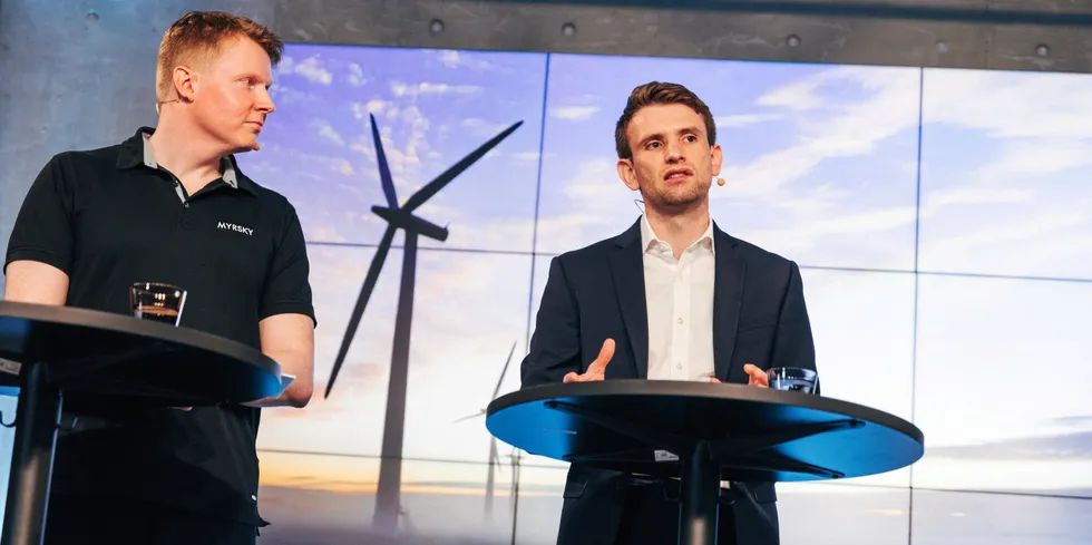 Tuomas Candelin-Palmqvist fra Myrsky Energia (til venstre) og Rowan Parkhouse fra Copenhagen Infrastructure Partners signerte en samarbeidsavtale om vindkraftutbygging i Finland onsdag.
