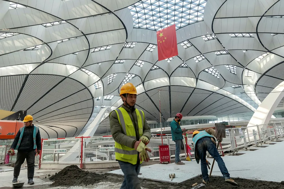 Ikke siden 1990 har den økonomiske veksten i Kina vært lavere. Myndighetene har igangsatt store infrastrukturprosjekter, med blant annet utvide høyhastighetsnettet for jernbane og nye flyplasser. Den nye hovedflyplassen i Beijing blir verdens største når den åpner.