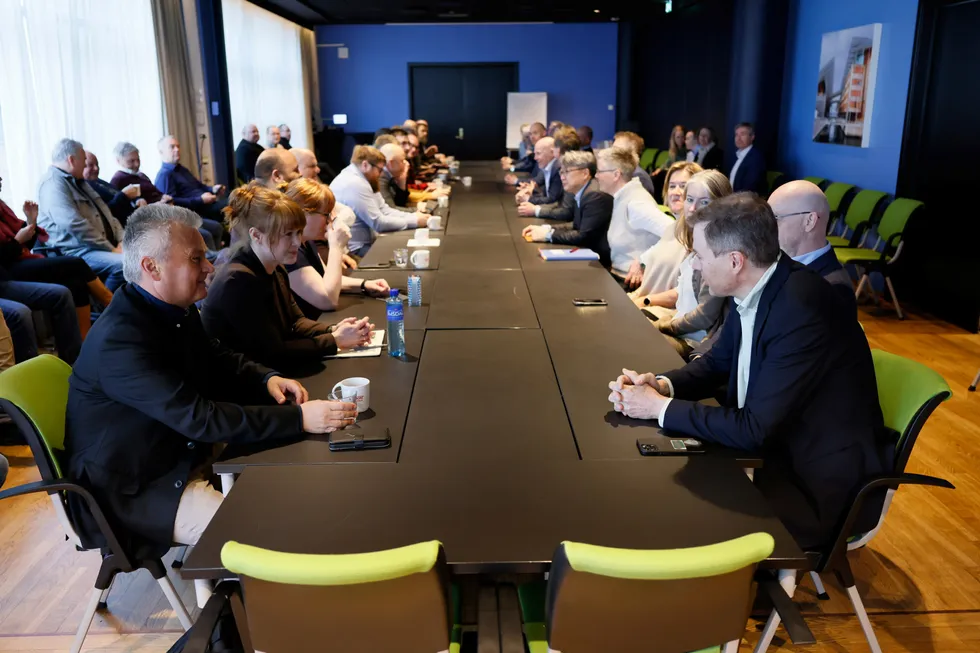 Store delegasjoner fra Fellesforbundet og Norsk Industri troppet opp på Thon Opera Hotel onsdag og satte seg ved forhandlingsbordet for tvungen mekling klokken 10,
