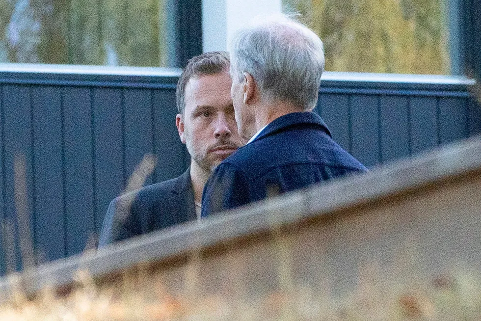 Jonas Gahr Støre (Ap) og Audun Lysbakken (SV) i samtaler på utsiden av Hurdalsjøen hotell forrige uke. Onsdag ble det klart at Støres drøm om en trepartiregjering, gikk i knas.