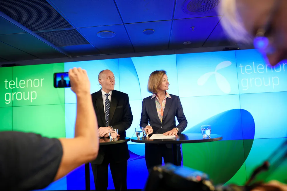 Her er Gunn Wærsted (styreleder Telernor) (fra venstre), Sigve Brekke (konsernsjef Telenor) under pressekonferansen onsdag. Foto: Skjalg Bøhmer Vold