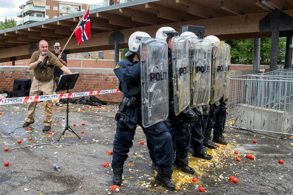 Stopp islamiseringen av Norge (Sian) med demonstrasjon på Mortensrud i Oslo i sommer. Leder Lars Thorsen ble beskyttet av politi da motdemonstranter kastet tomater.