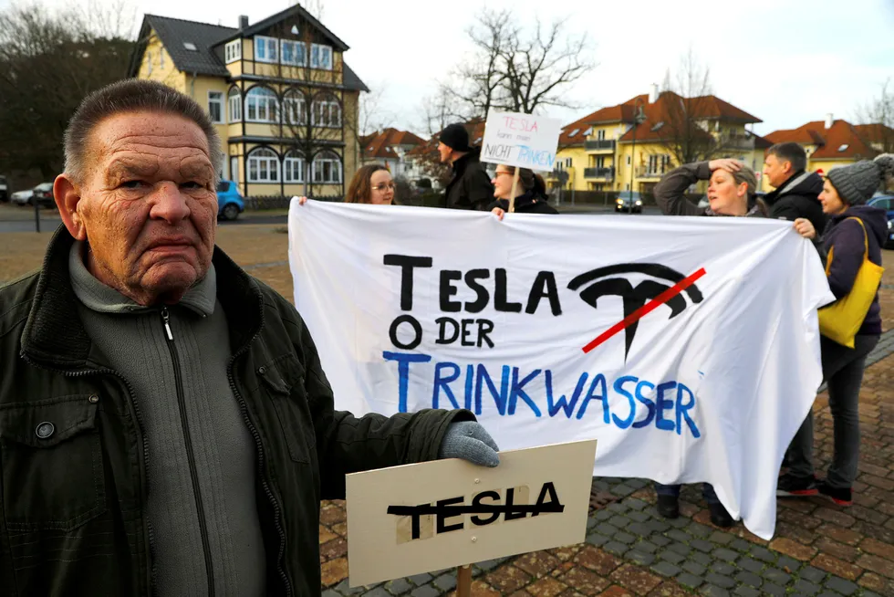 En tysk domstol har besluttet å hindre Tesla i å hugge ned skog for å bygge en storslagen ny fabrikk for elektriske biler og batterier utenfor Berlin.