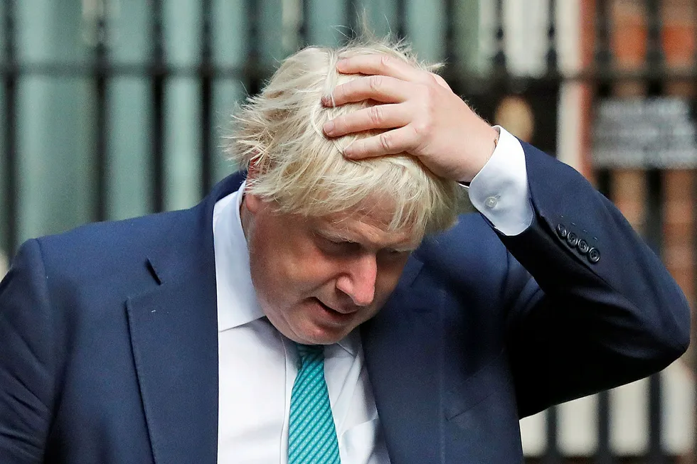 Boris Johnson forlater 10 Downing Street 6. september. Nå får han hard kritikk for en artikkel om brexit. Foto: Frank Augstein/AP/NTB Scanpix